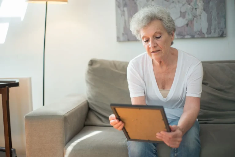 Age-Related Memory Loss: Causes & Treatment Guide